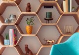 Intérieur des bureaux de Takaneo : étagères hexagonales en bois garnies de plantes, livres et objets décoratifs