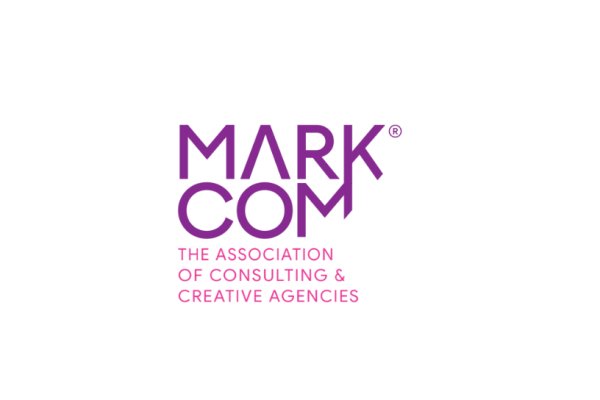 Logo MarkCom — The Association of Consulting & Creative Agencies, en violet et rose sur fond blanc