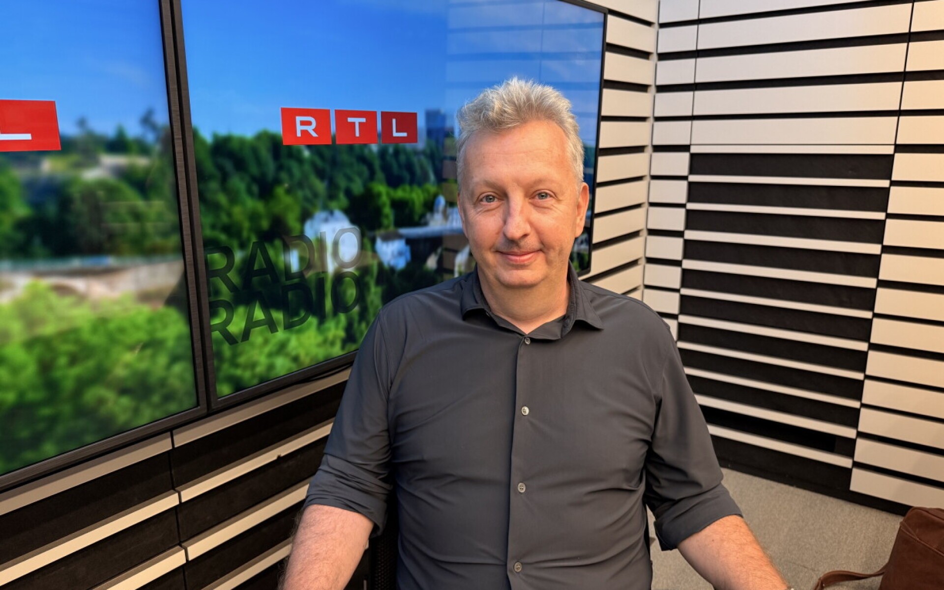 Tom Turping, président de la MarkCom, assis dans le studio radio de RTL à Luxembourg