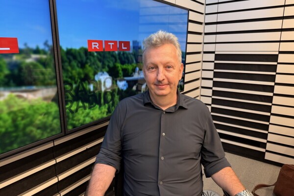Tom Turping, président de la MarkCom, assis dans le studio radio de RTL à Luxembourg